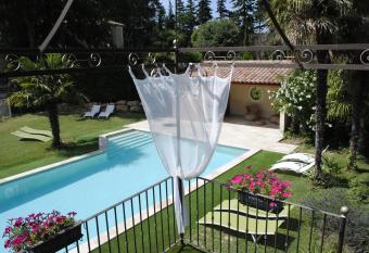 Domaine de Bellevue CHAMBRE D H  TES allows 18 year olds to book a room