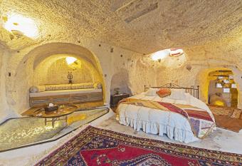 Mithra Cave Hotel has rooms with a private hot tub