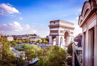 Maison Albar Hotels Le Champs-Elys  es has rooms with a private hot tub