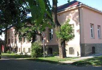 Bercs  nyi Panzi   allows 18 year olds to book a room