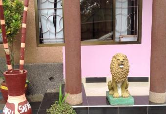 Mzunguu Safari Lodge has rooms with a private hot tub