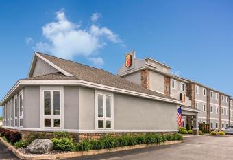 Super 8 by Wyndham Sault Ste. Marie allows 18 year olds to book a room