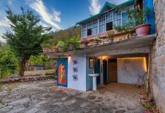 Vista Hostel Jeolikote, Nainital has Balcony rooms