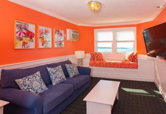 Island House Hotel has Balcony rooms