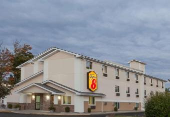 Super 8 by Wyndham Latham/Albany Airport has Smoking rooms