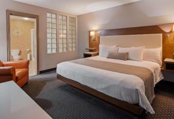 Best Western Plus Woodstock Hotel & Conference Centre has rooms with a private hot tub