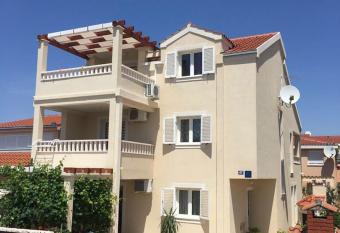 Apartment Vucica Sevid has Balcony rooms