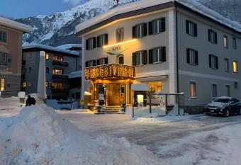 Hotel Sp  l Restaurant allows 18 year olds to book a room