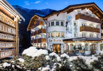 Hotel La Perla has Balcony rooms