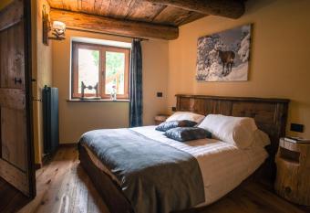 Lous Escartoun has rooms with a private hot tub