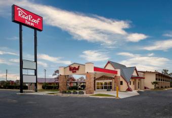 Red Roof Inn Lumberton allows 18 year olds to book a room