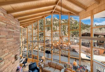 Nicky's Resort has Balcony rooms