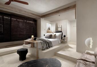 Nammos Hotel Mykonos has rooms with a private hot tub