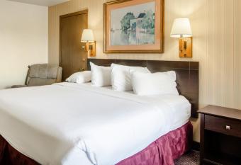 Americas Best Value Inn & Suites Ft Collins E at I-25 has rooms with a private hot tub