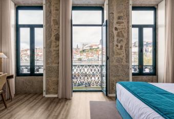 296 Heritage Apartments has Balcony rooms