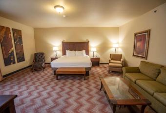 Best Western Plus Cimarron Hotel & Suites has rooms with a private hot tub