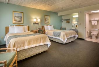 Days Inn & Suites by Wyndham Jekyll Island has Balcony rooms