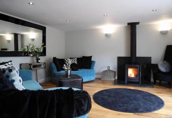 Pen-Y-Worlod Cottages has rooms with a private hot tub