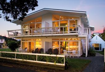 Hananui Lodge and Apartments allows 18 year olds to book a room