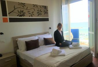 Hotel al Nuovo Porto allows 18 year olds to book a room