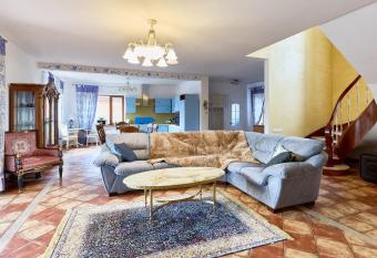 Villa Santa Agata has Balcony rooms