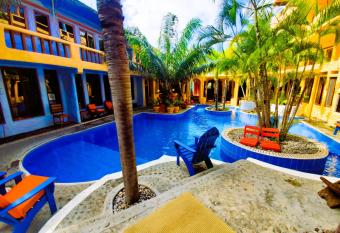 Reef View Pavilions - Villas & Condos allows 18 year olds to book a room