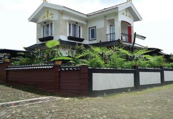 Villa Cipanas has Smoking/Balcony rooms