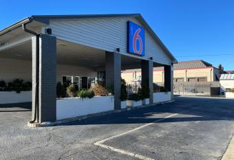 Motel 6 Greenville. Nc Ecu-Medical Center has Smoking rooms