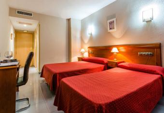 Hotel Valdemoro has rooms with a private hot tub