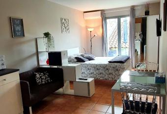 Studios du Rempart allows 18 year olds to book a room