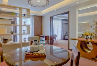 Mansion Garden Hotel has rooms with a private hot tub