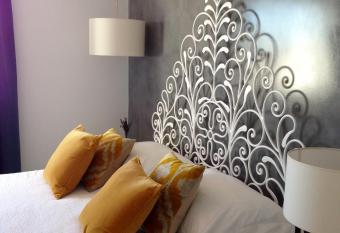 Vivenda Brito allows 18 year olds to book a room