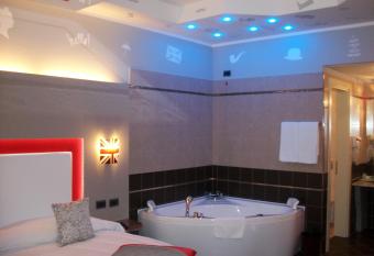 Hotel Motel 2 has rooms with a private hot tub