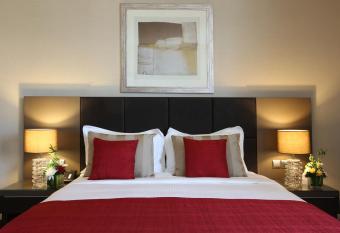 Ramada Downtown Abu Dhabi has rooms with a private hot tub