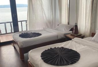 Lighthouse Bungalows has Balcony rooms