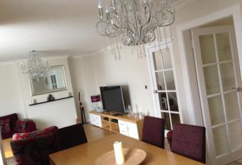 City Centre House - 5 bedrooms - sleeps up to 9 has Balcony rooms