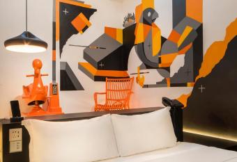 Hi Hotel has rooms with a private hot tub