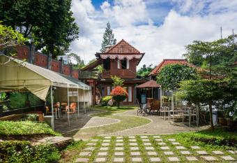 Bantal Guling Villa has Balcony rooms