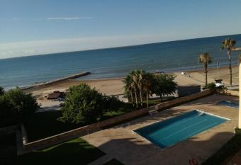 Atico primer linea de mar con piscina has Balcony rooms