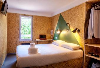 H  tel Moustache Lille - Seclin allows 18 year olds to book a room