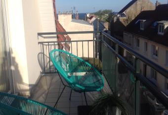 Grand balcon avec belle vue de la mer, le village et la compagne has Balcony rooms