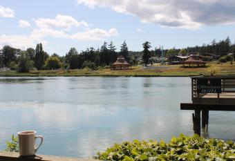 La Conner Channel Lodge has rooms with a private hot tub