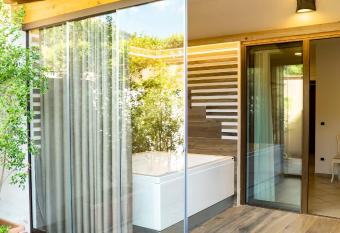 Tenuta D Amore has rooms with a private hot tub