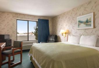 Days Inn by Wyndham Eagle River has rooms with a private hot tub