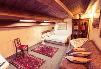 A casa di Nina allows 18 year olds to book a room