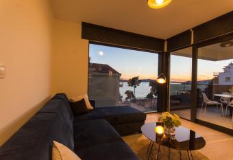 Villa Royal has rooms with a private hot tub