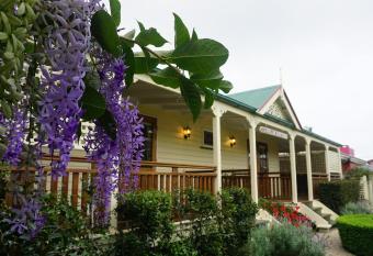 Reid s Place has Balcony rooms