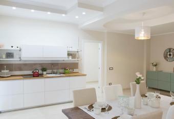 HomeAway Salerno has rooms with a private hot tub