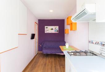 Estudio moderno y acogedor, a 5 minutos de la playa allows 18 year olds to book a room