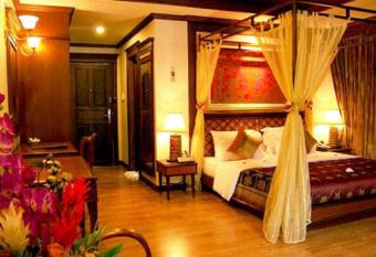 P.P. Palmtree Resort has rooms with a private hot tub